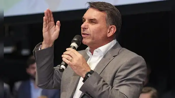 Flávio Bolsonaro supera a Lula por cuatro puntos en intención de voto para el balotaje de Brasil, según encuestas