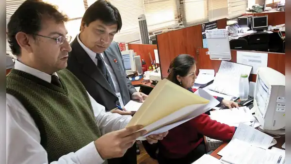 Proyecto de ley busca que funcionarios públicos paguen su defensa legal y solo reciban reembolso si son absueltos