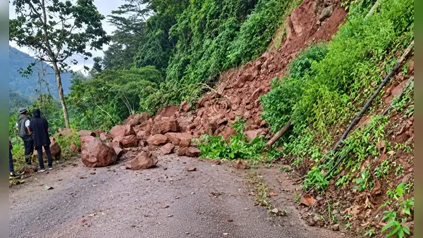 Lluvias en Pasco: caída de enormes rocas bloquea ambos carriles de carretera en Oxapampa