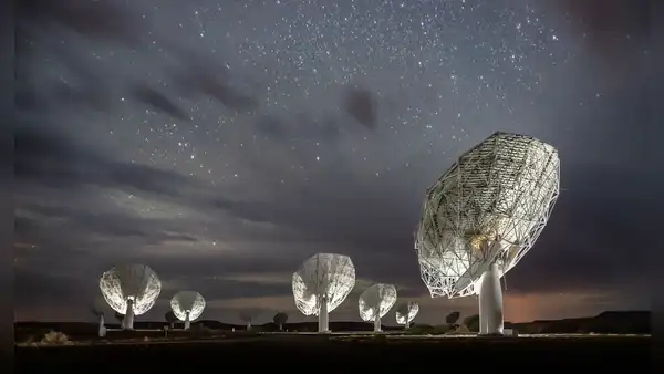 Una ráfaga rápida de radio: el telescopio James Webb localiza el origen de una antigua señal