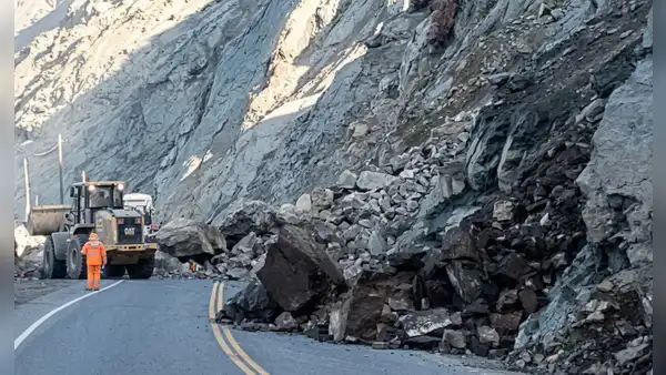 Derrumbe de rocas bloquea parcialmente la Panamericana Sur en Arequipa y restringe el tránsito