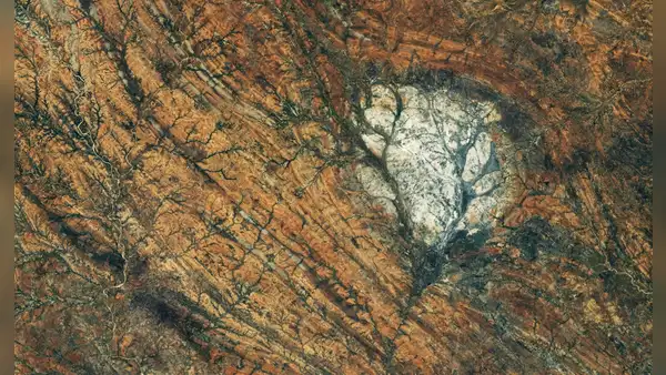Un astronauta de la Estación Espacial detecta una gigante extensión de roca similar a la de la Luna en la Tierra