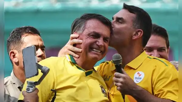 Jair Bolsonaro celebra la ventaja de su hijo Flávio frente a Lula antes de la segunda vuelta en Brasil