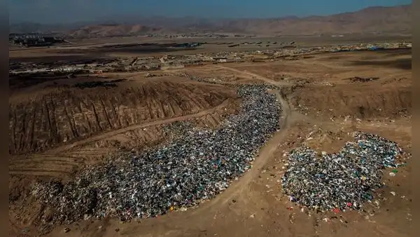 Un país de América Latina recibe toneladas de ropa usada de Europa y termina abandonada en uno de los desiertos más áridos del mundo