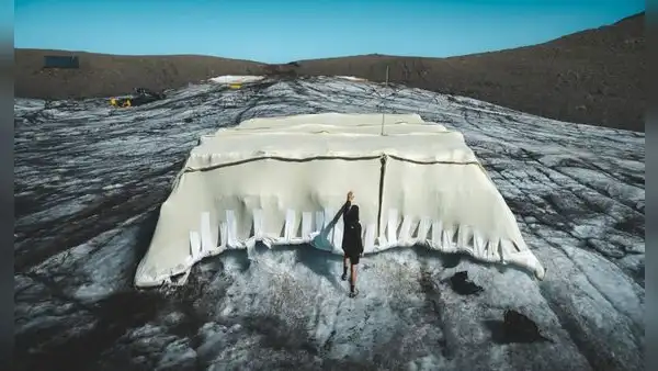 Estudiantes cubrieron un glaciar de los Alpes con 200 m² de un material natural y descubrieron que protege el hielo como las coberturas sintéticas