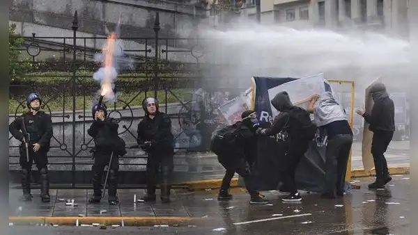 Policía reprime marcha en Argentina contra los recortes de Milei a la universidad pública y su financiamiento
