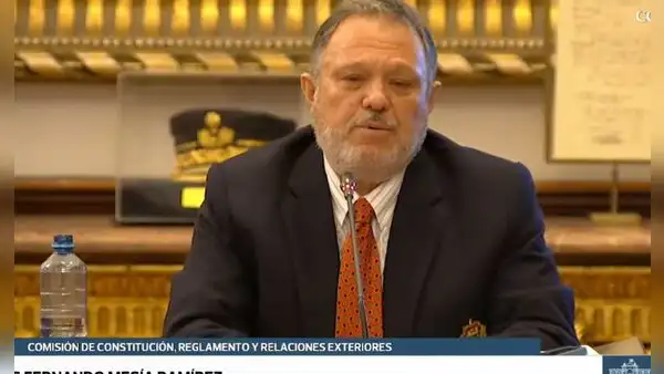 Carlos Mesías declara improcedente pedido de Iturregui y suspende sesión de la Comisión de Constitución