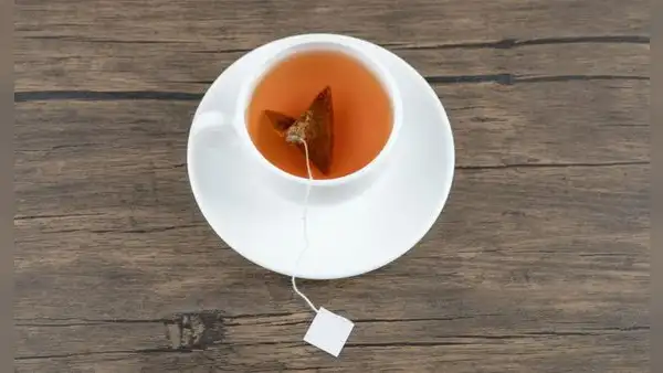 Un estudio científico advierte sobre las bolsas de té: algunas liberan miles de millones de partículas de plástico durante la preparación