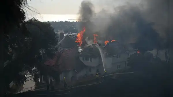Un incendio forestal se extiende en el sur de California, deja varias casas en llamas y provoca evacuaciones masivas