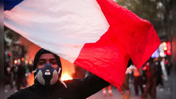 Más de 200 detenidos, un herido por granada y múltiples enfrentamientos deja la jornada de protestas en Francia