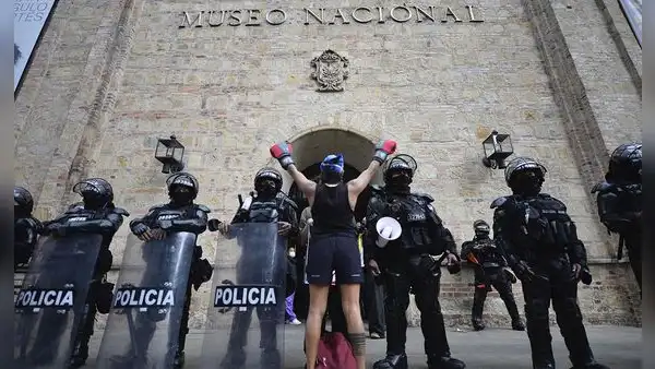 Cientos de colombianos denuncian censura del presidente Abelardo de la Espriella tras retirar obras del Museo Nacional