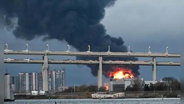 Ucrania lanza uno de sus mayores ataques con drones contra San Petersburgo y provoca incendios en terminales petroleras rusas