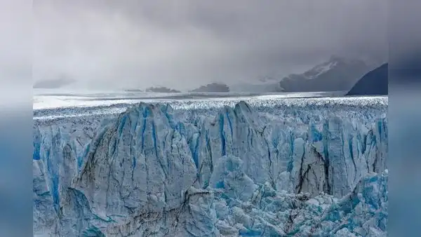 En 1977, un príncipe saudí llevó un iceberg milenario desde Alaska hasta EE. UU. para combatir la escasez de agua: terminó enfriando bebidas
