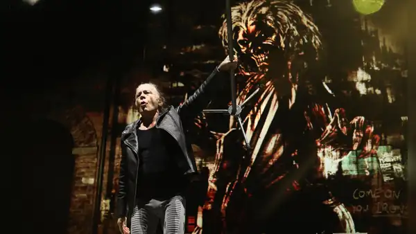 El Estadio Nacional se tiñó de rojo por Iron Maiden y Dickinson ondeó la bicolor