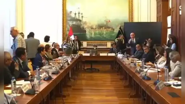 Comisión de Constitución del Senado alcanza quorum gracias a un senador de Obras