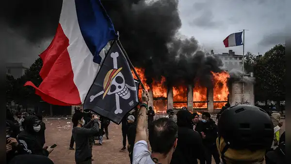 Gobierno de Francia anuncia "toques de queda" en medio de protestas, saqueos y el bloqueo del Museo del Louvre