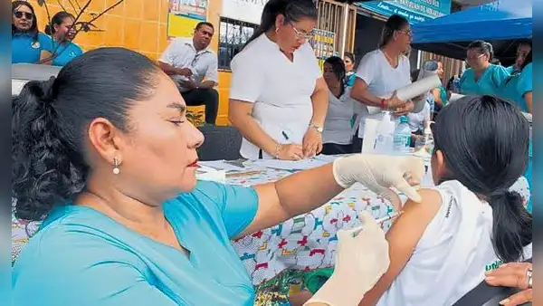 Minsa comprará un millón de vacunas contra el dengue y prepara hospitales de campaña por el fenómeno El Niño