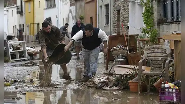 España ordena el confinamiento de 145 municipios por inundaciones que dejan 3 muertos y graves daños
