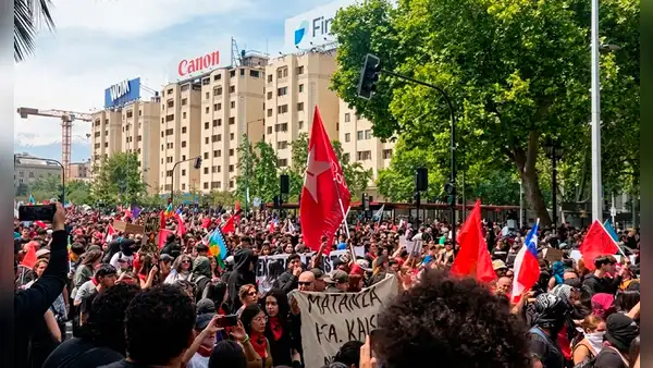 Gobierno de Chile revela la detención de 110 personas tras protestas por aniversario del estallido social de 2019