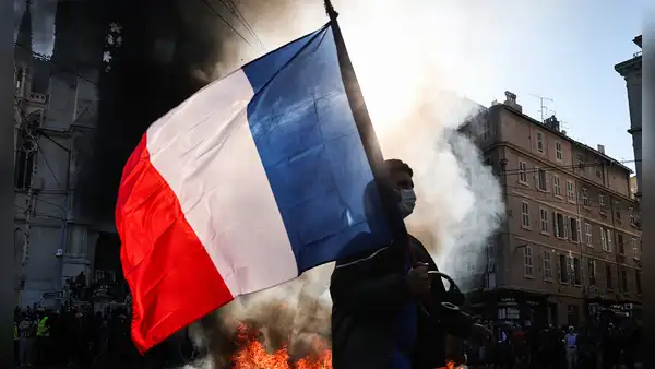 Gobierno de Francia decreta toque de queda por segunda noche y responsabiliza a la "ultraizquierda" por los disturbios