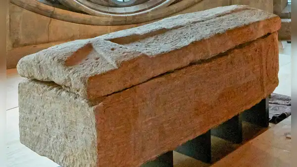 Arqueólogos resuelven el misterio de un esqueleto medieval enterrado en un sarcófago de la época romana