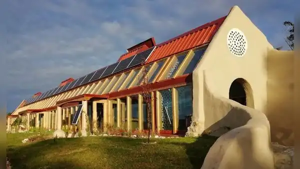 En solo 45 días, Argentina construyó una escuela con 25 toneladas de residuos reciclados, paneles solares y un sistema para recoger agua de lluvia