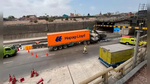 Camión choca y derrama combustible en túnel de Línea Amarilla: restringen tránsito en ambos sentidos