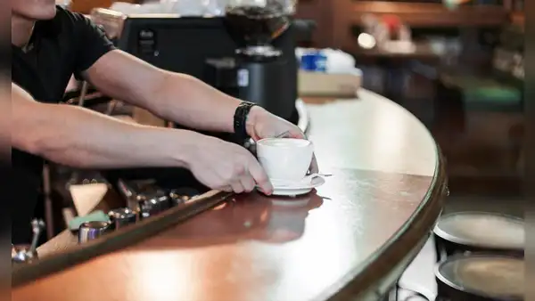 Fue despedido por trabajar en el bar de su amigo mientras estaba de baja por accidente laboral: ahora será reincorporado e indemnizado con más de 45.000 euros