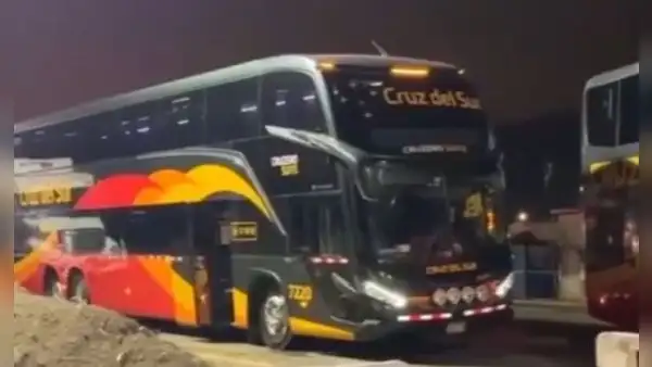 Atacan a bus de Cruz del Sur lleno de pasajeros cuando se dirigía hacia Trujillo