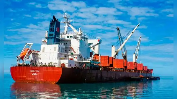 Un ingeniero jefe de 72 años ordenó tirar agua contaminada al mar y falsificar los registros del barco: ahora deberá pagar millonaria multa