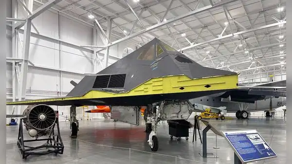 El F-117A Nighthawk, el avión furtivo que revolucionó la aviación militar con un diseño angular capaz de reducir su detección por radar