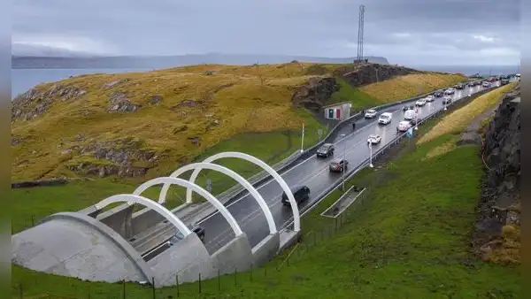 El túnel submarino de las islas Feroe parece una medusa gigante, tiene figuras humanas iluminadas y se encuentra a 72 metros bajo el agua