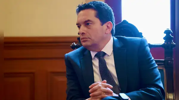 Torres admite error en la ley de facultades tras defender que cumplió la Constitución: "He dispuesto la fe de erratas"
