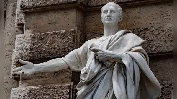 Cicerón, filósofo romano, dejó una reflexión hace más de 2.000 años sobre la felicidad: “Estar contentos con lo que poseemos es la más segura y mejor de las riquezas”