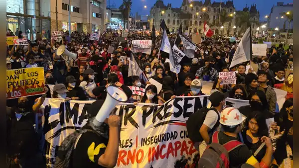 Generación Z y colectivos sociales se movilizan en Lima contra la inseguridad y los incedios forestales