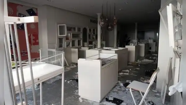 Disturbios en Barcelona dejan 128 detenidos y 15 agentes heridos tras ataques a comercios
