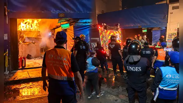 Incendio en Mesa Redonda: bomberos confinan siniestro en el jirón Puno originado por presunto recalentamiento de aparato eléctrico