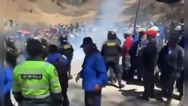 Policía lanza gases lacrimógenos contra comuneros que bloquean vía Jauja–Tarma por obra paralizada del Instituto de Música