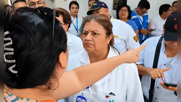 “No hay medicamentos”: pacientes increpan a presidenta de EsSalud durante visita a hospital de Piura