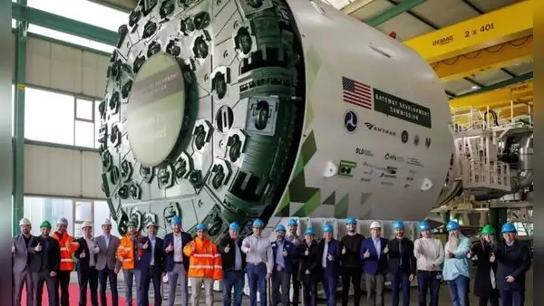 Ponen en marcha una tuneladora de 1.680 toneladas que perforará nueve metros de roca al día para construir un túnel de US$16.000 millones