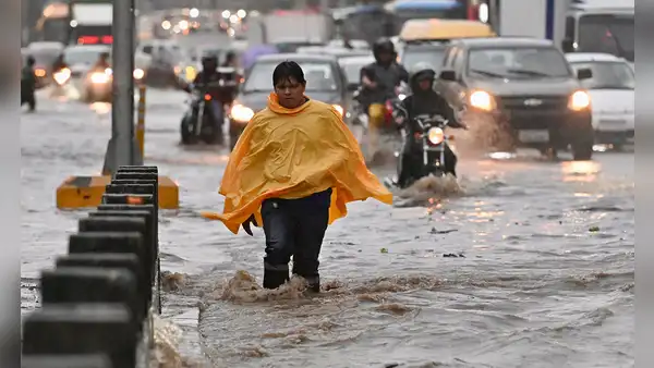 Fuertes lluvias inundaron más de 80 zonas de Guayaquil y causaron su colapso en medio de la alerta por El Niño