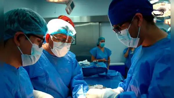 Llegó a pesar solo 40 kilos por una grave enfermedad: médicos lo salvaron tras extirparle riñón gigante en compleja cirugía
