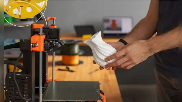 Tiene 34 años, convirtió una botella de gaseosa en 11,5 metros de filamento para impresoras 3D y recibió inversión millonaria para ampliar su negocio
