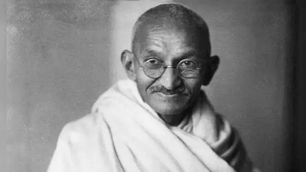 Mahatma Gandhi dejó una reflexión sobre la felicidad que invita a cambiar nuestra forma de vivir: "Vive más sencillamente para que otros puedan sencillamente vivir"