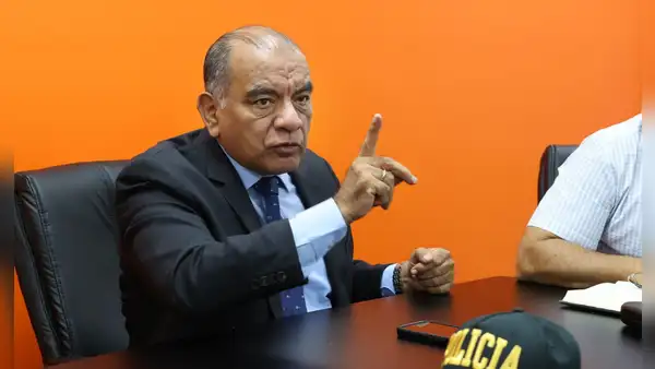 Ministro César Astudillo es denunciado por presuntas irregularidades en contrataciones y designaciones en el Mininter