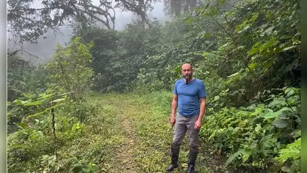 Dejó la ciudad hace tres años para vivir solo en un bosque de Ecuador: hoy protege una reserva de 33 hectáreas y trabaja para conservar su biodiversidad
