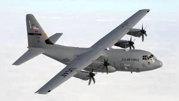 EE. UU. despliega aviones militares capaces de lanzar más de 11.000 litros de retardante en segundos para frenar los incendios forestales
