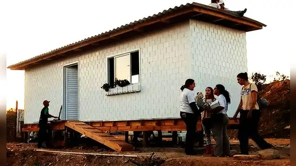 Una madre de 9 hijos y abuela de 12 nietos recibe una casa construida en 15 horas con dos toneladas de plástico reciclado en Brasil