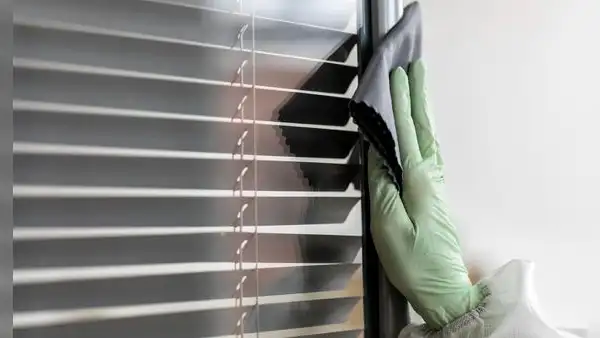 Por qué recomiendan mezclar vinagre blanco y agua para limpiar las persianas de la casa y eliminar los malos olores