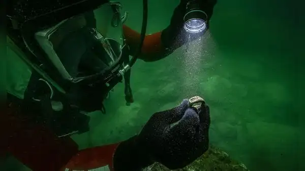 El primer anillo con sello que muestra al faro de Alejandría descubierto en un puerto antiguo sumergido de Egipto